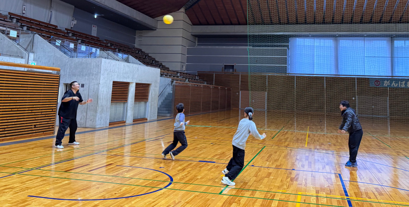 キックベースをしている