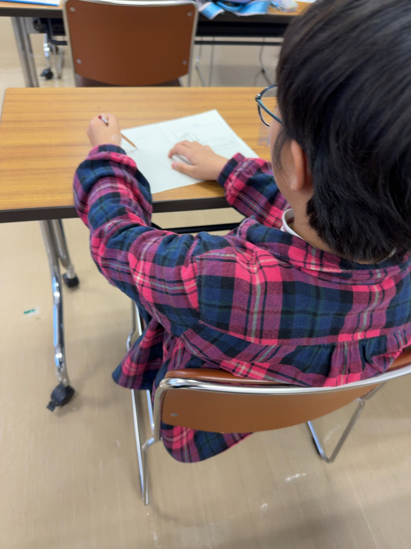 紙に下書きをしている