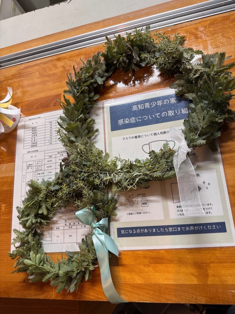 ミモザのリースが、2つ並んでいる