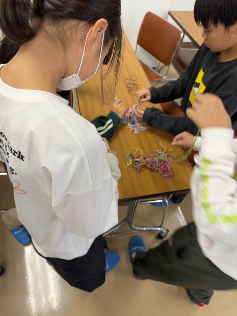 刺繍糸をみんなで選んでいる