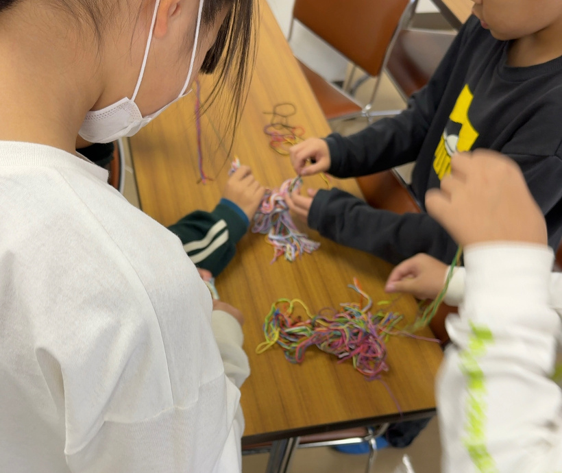 刺繍糸を選んでいる