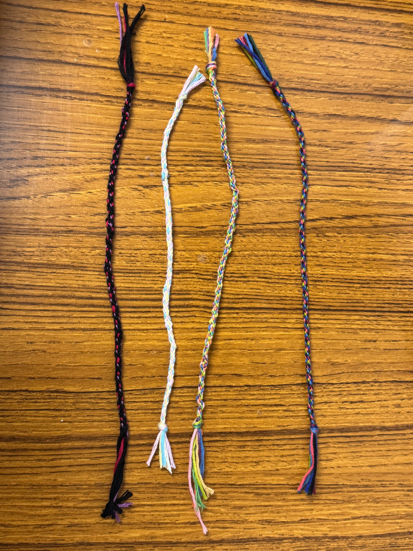 完成したミサンガ