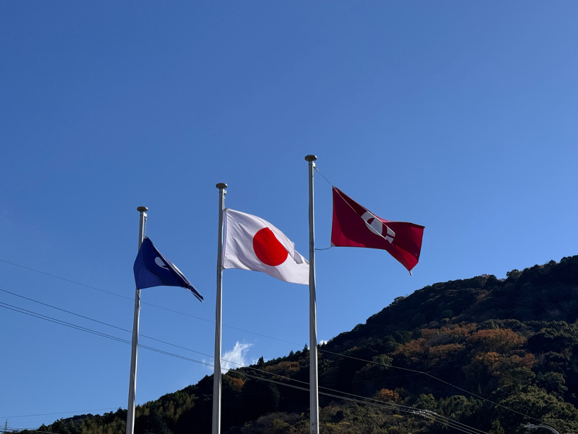 3つの旗がなびいている