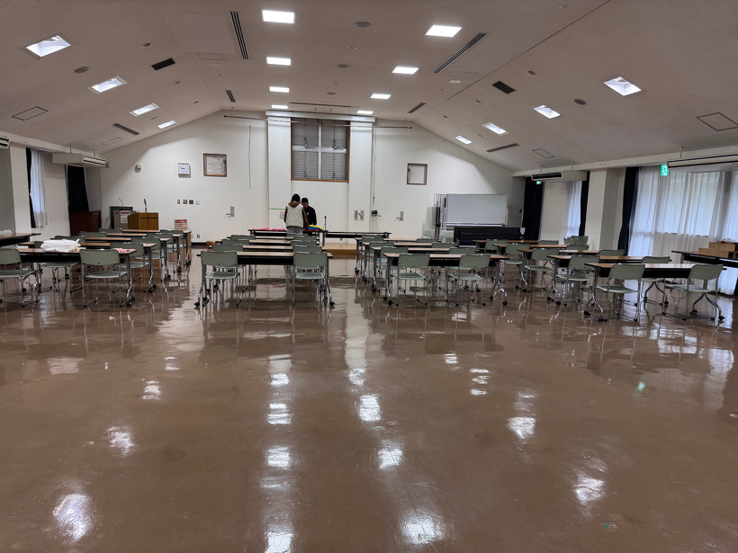 机と椅子を並べ直している