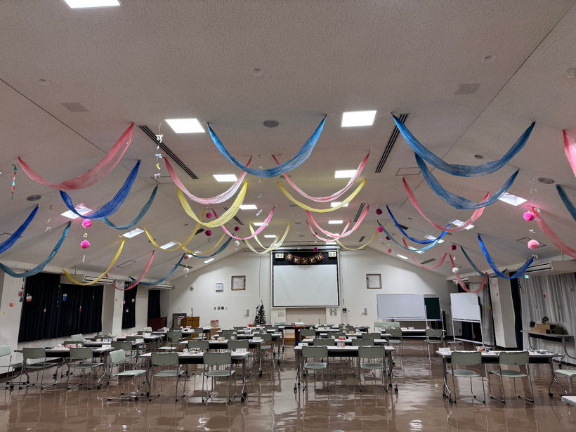 装飾が着いて完成した会場