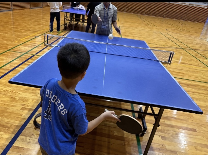 卓球をしている