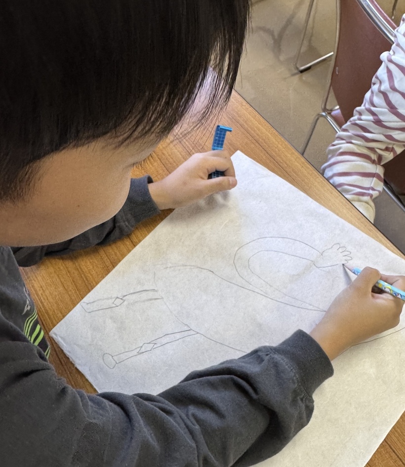 凧の下書きをしている