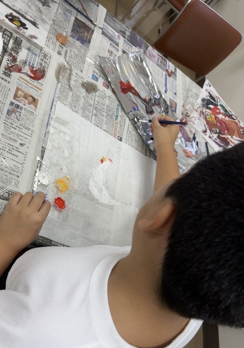 絵に色を塗っている