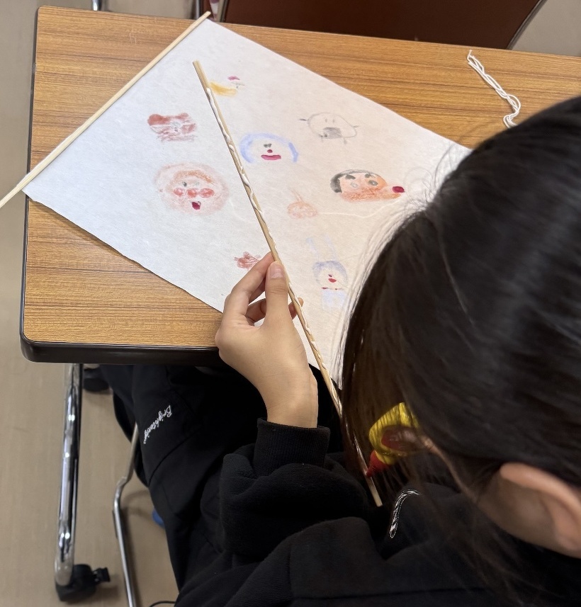 凧を竹で組立てている