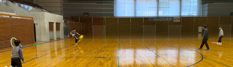 キックベースをしている