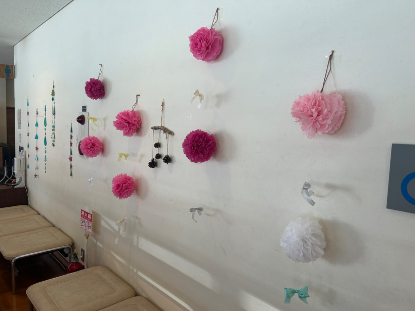 廊下の壁に貼っているお花紙とリボンで作った吊るし飾り
