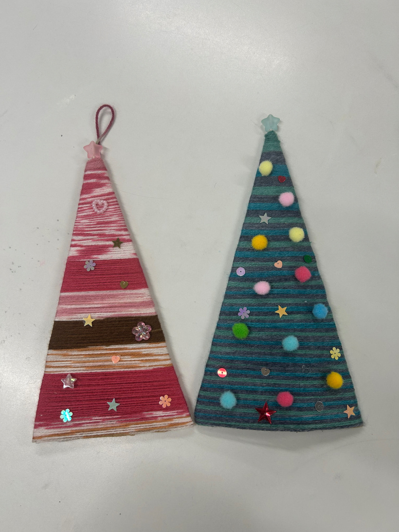 毛糸で作ったクリスマスツリーを模した飾り