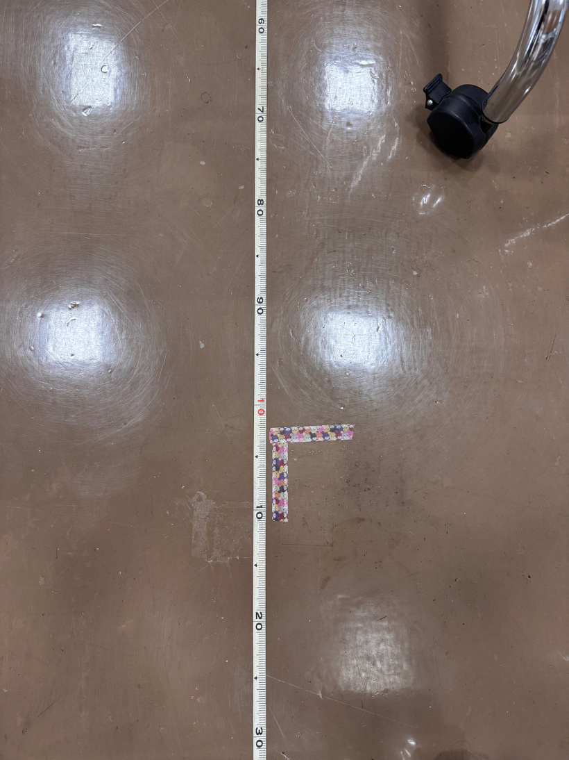 メジャーを引いて印をしている