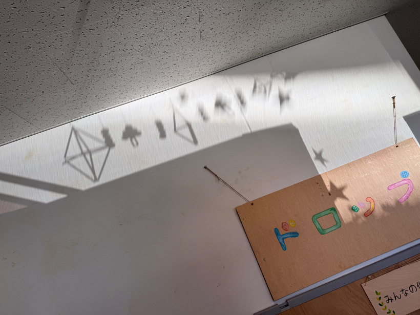 白い壁に影が映っている