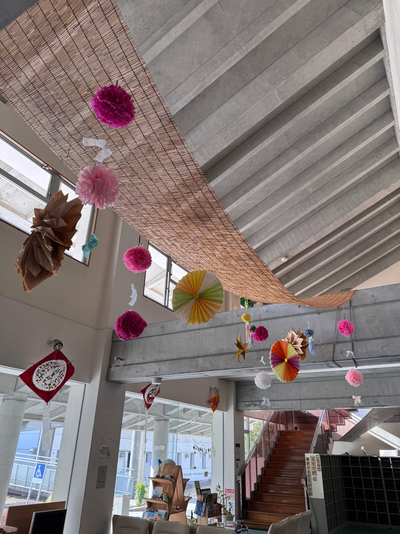 ロビーに飾りを吊るしている
