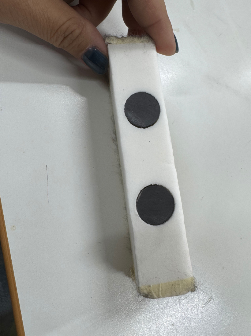 スポンジに磁石が2つ付いている