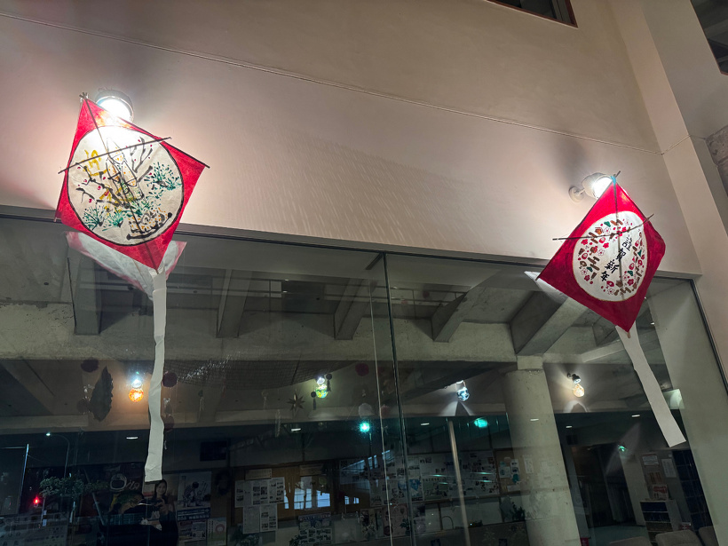 ライトに照らされた凧2つ