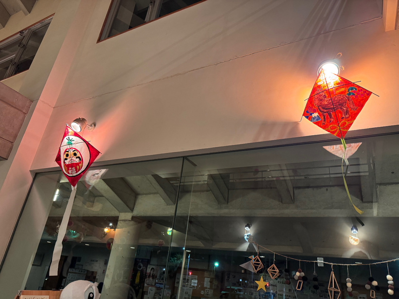 ライトに照らされた凧2つ