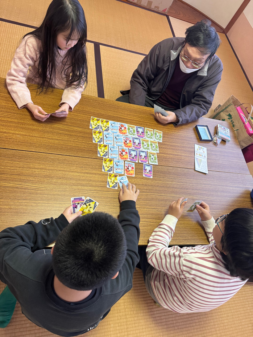 カードゲームを4人でしている