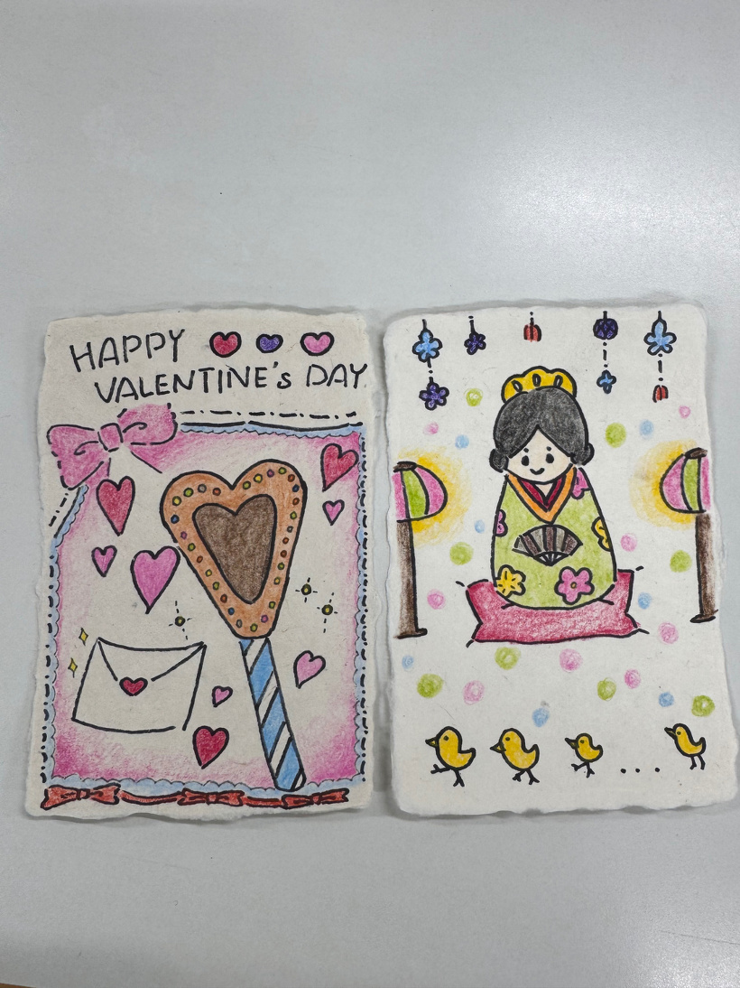 和紙の葉書に絵を描いている