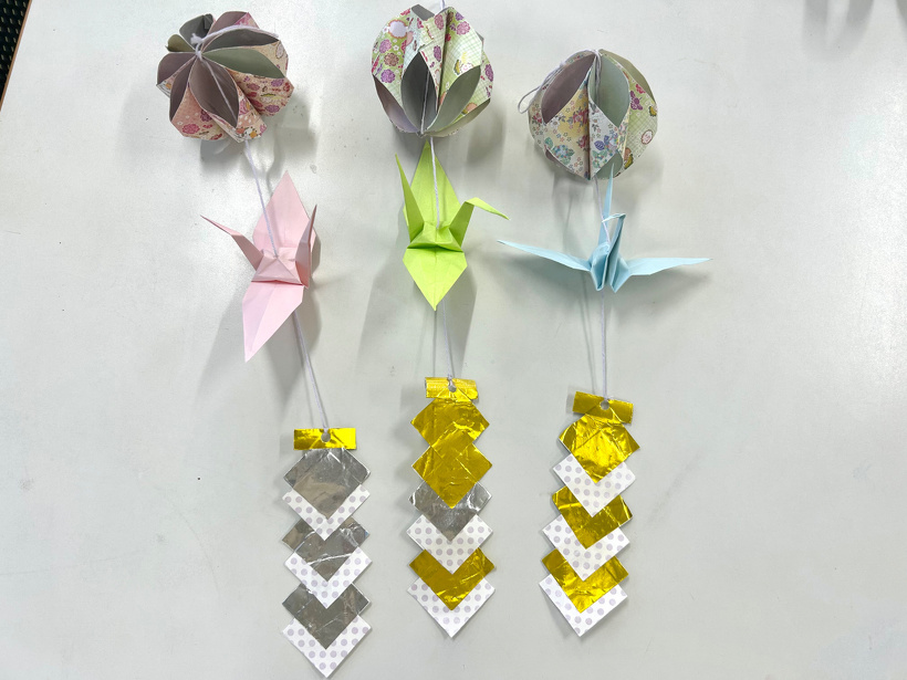 折り紙で作った吊るし飾り3つ