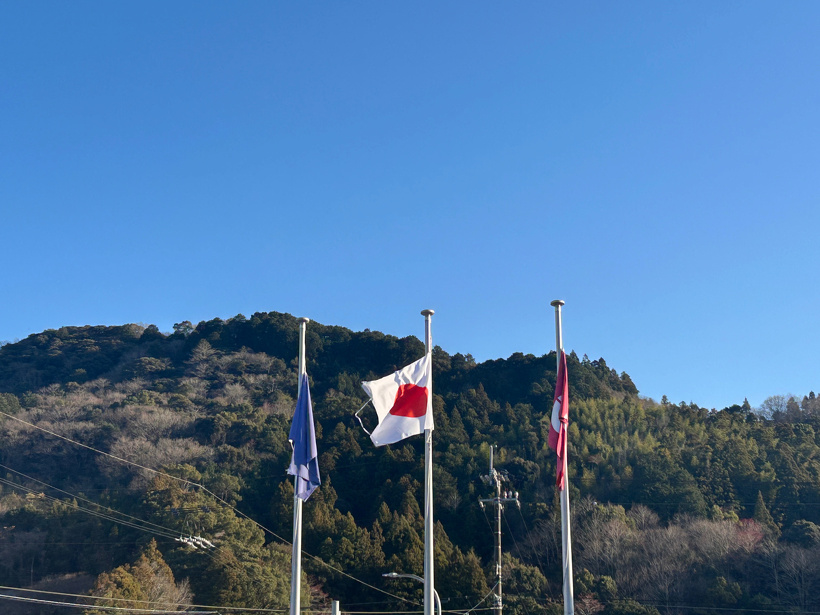 風に吹かれてたなびく国旗