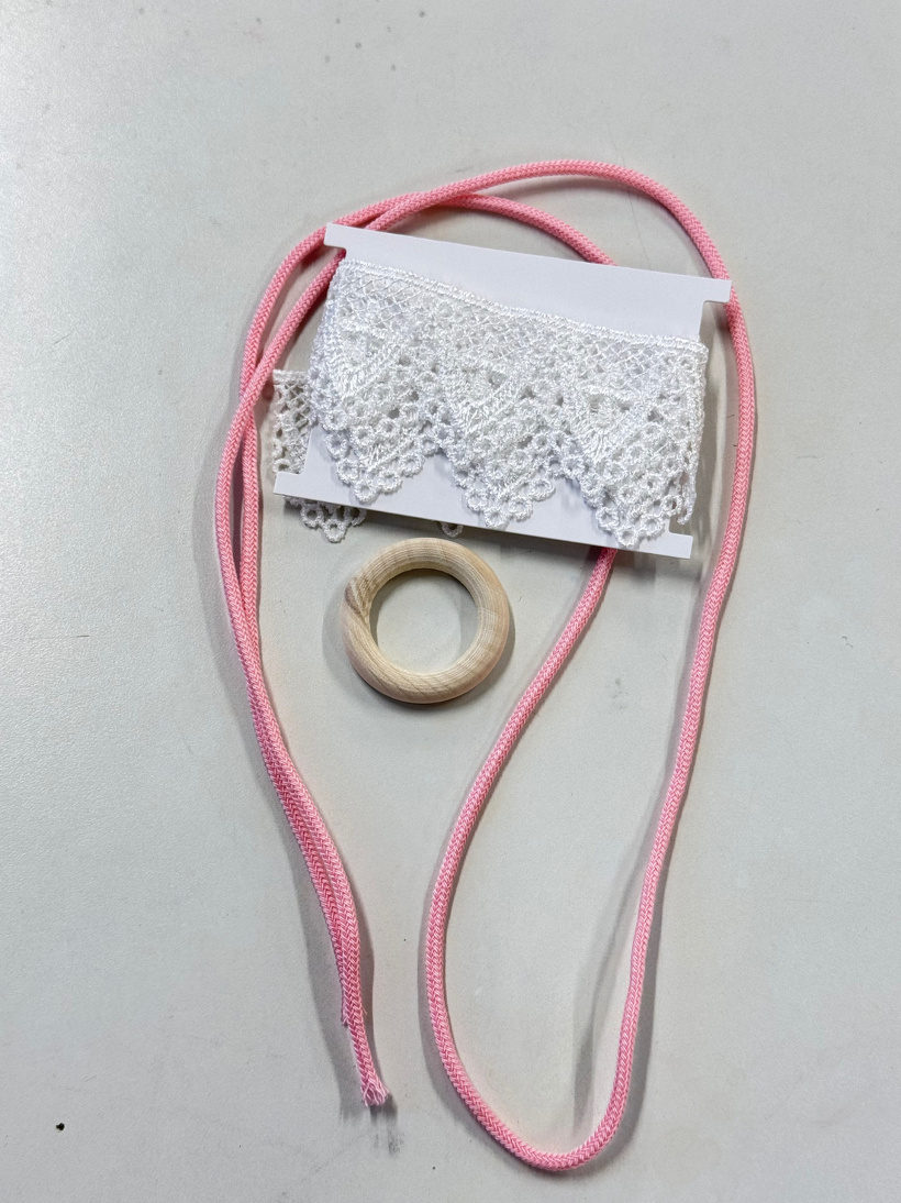 ウッドリングとレースと紐