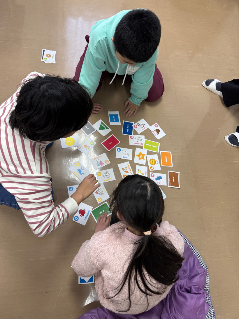 英語カルタを3人でしている