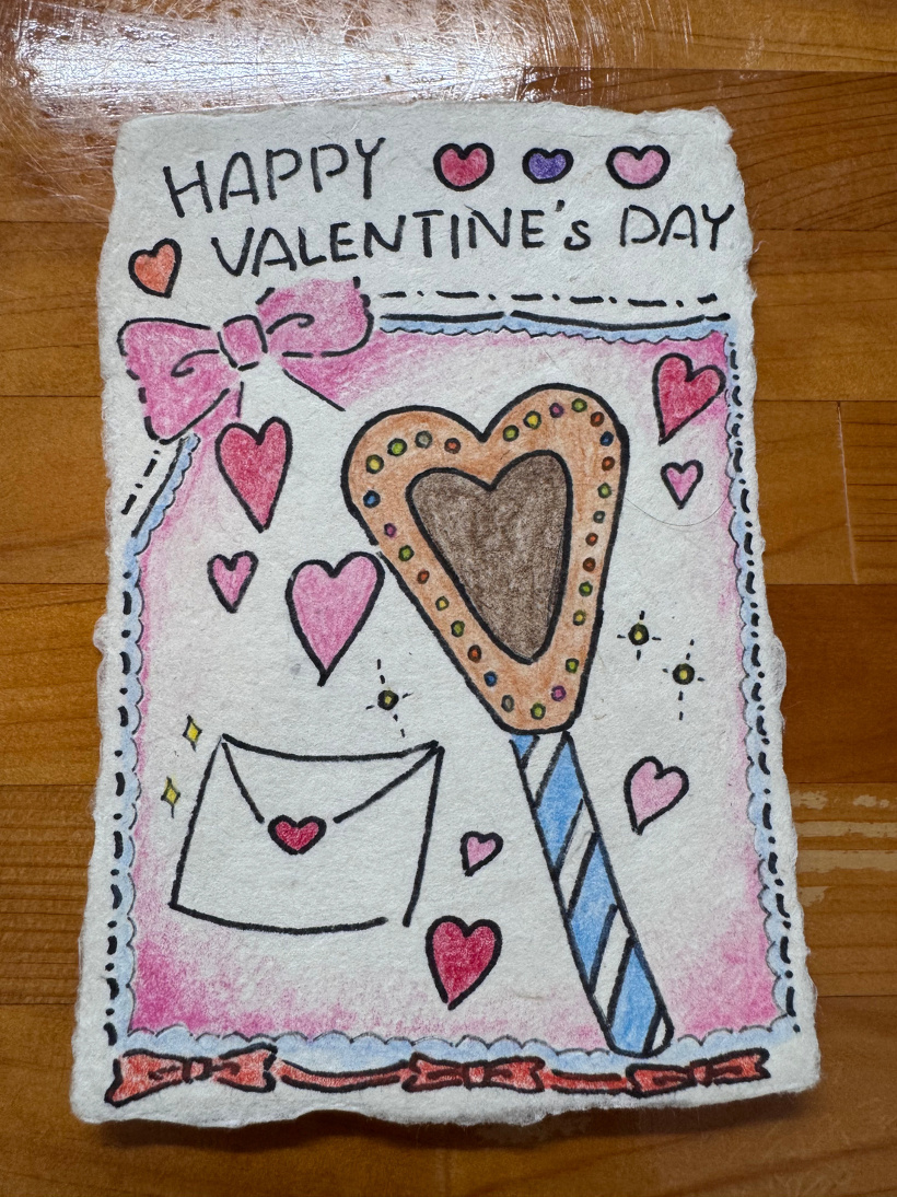 バレンタインデイの絵を和紙の葉書に描いている