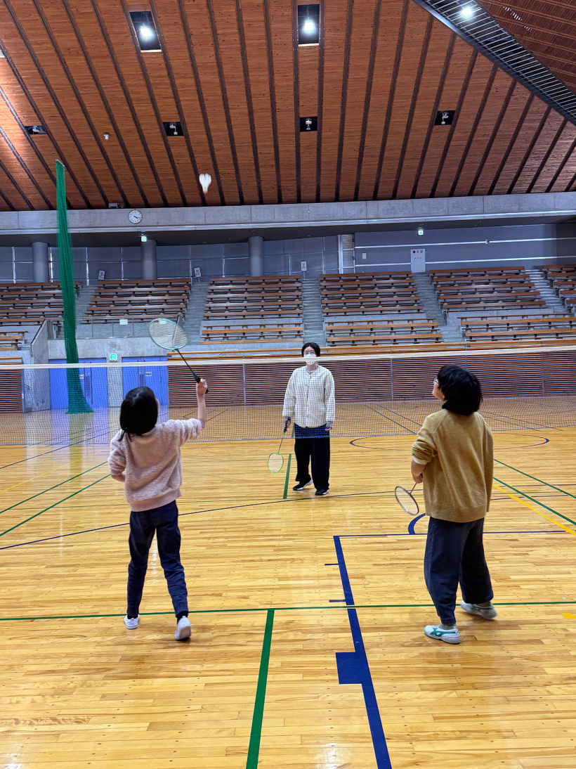 2対1でバドミントンをしている