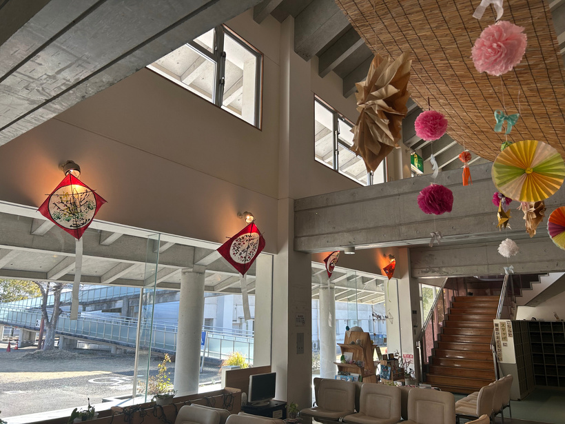 ロビーの照明部分に吊るされた凧