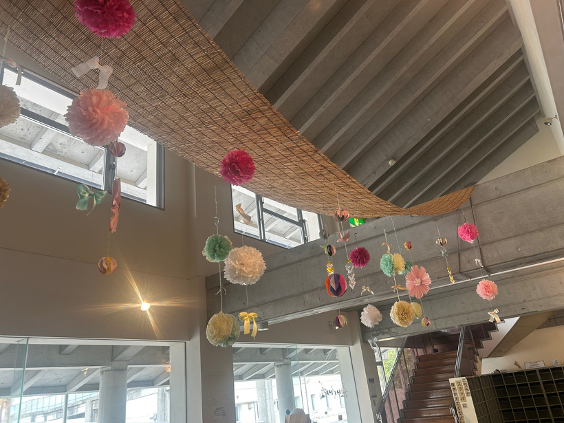ロビーの吹き抜けに吊るしている花紙の装飾