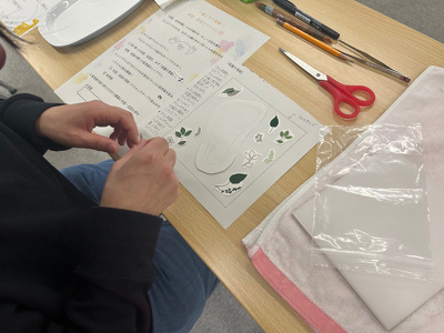 参加者の方がタイルに貼るシールの配置を決めている様子