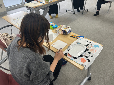 参加者の方がタイルにシールを貼っている様子