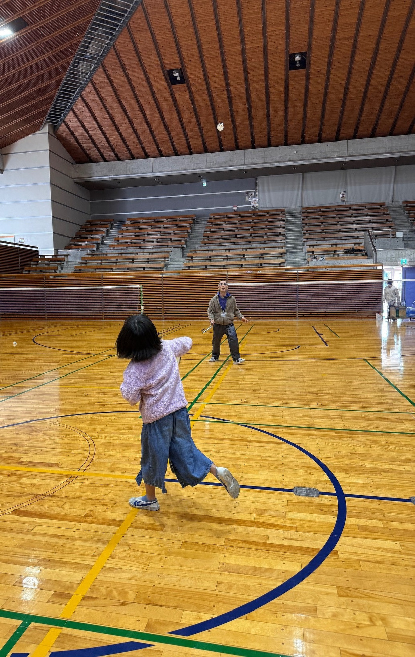 2人でバドミントンをしている