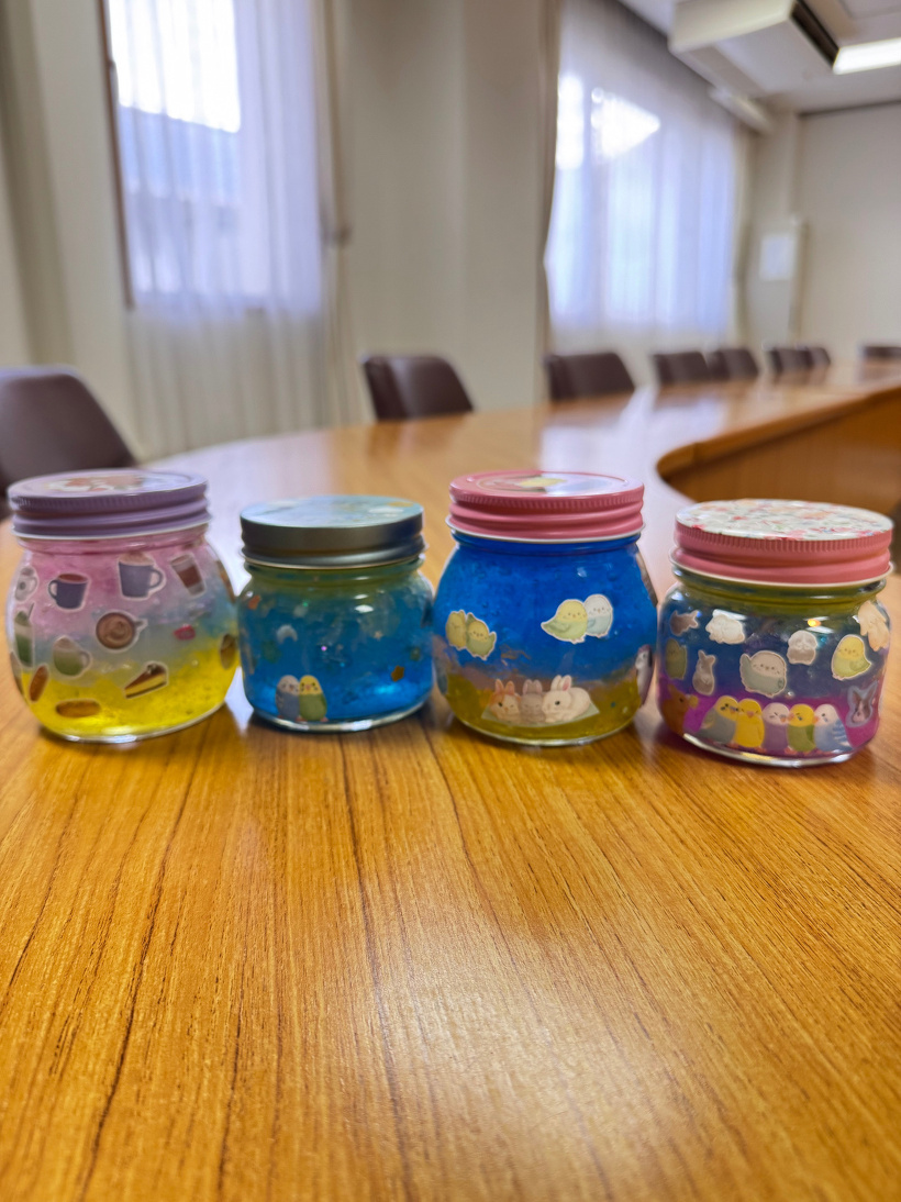 4つ並んだ芳香剤入りのビン