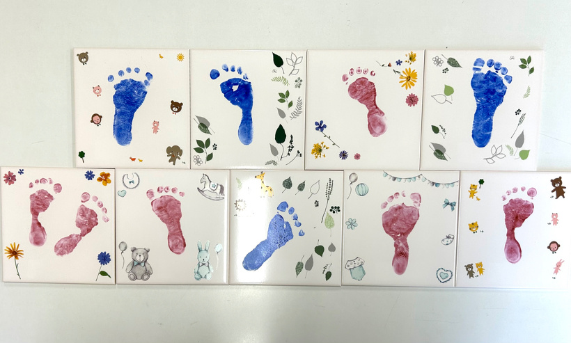 焼きあがった足形のタイルアート9作品