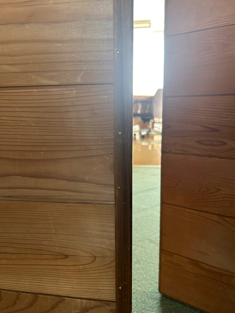 釘を打って修理した木製のドア