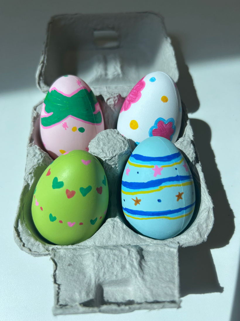 イラストや柄を描いたイースターエッグ