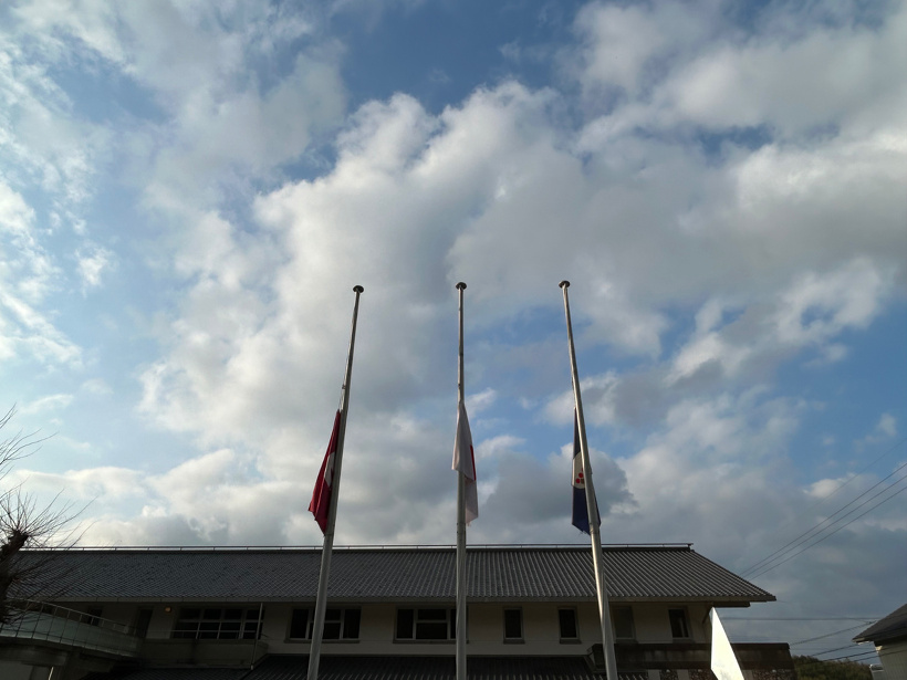 施設前の半旗の掲揚