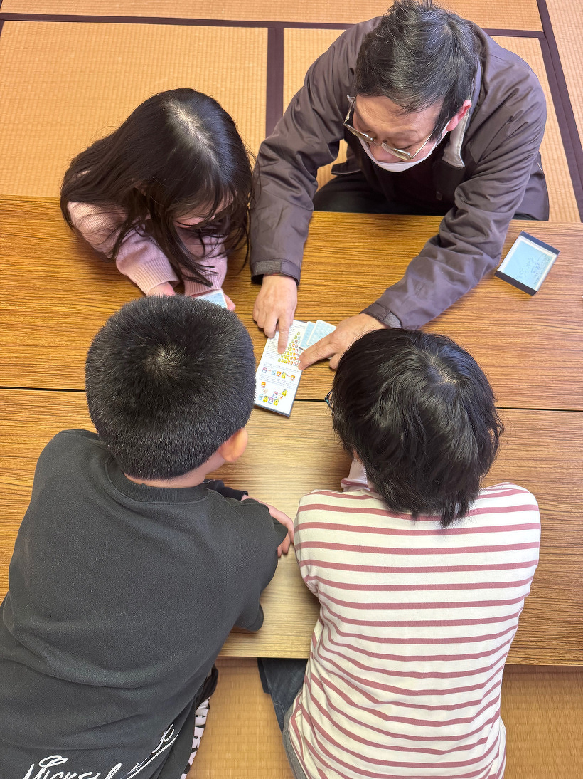 ゲームの説明を聞いている