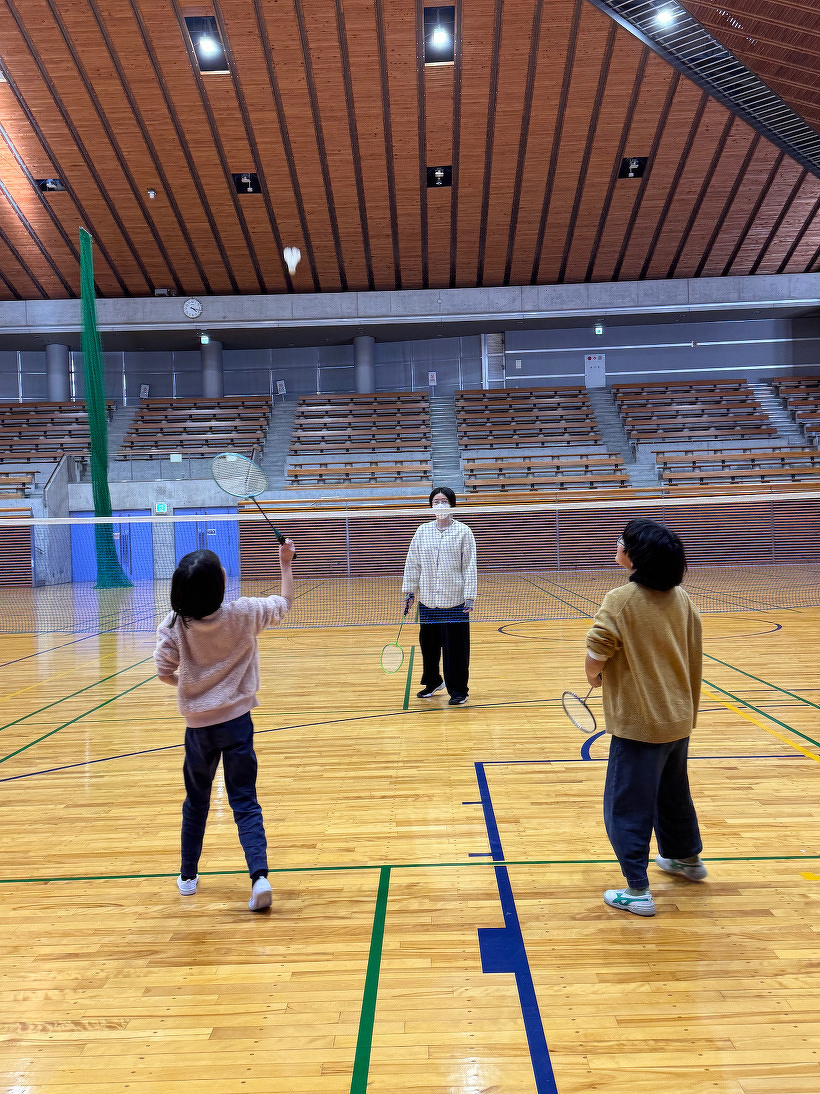 2対1でバドミントンをしている