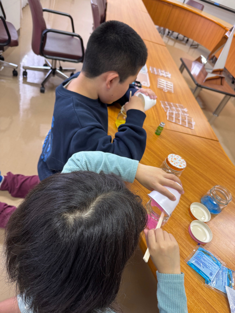 ビンに色を付けた保冷剤を入れている