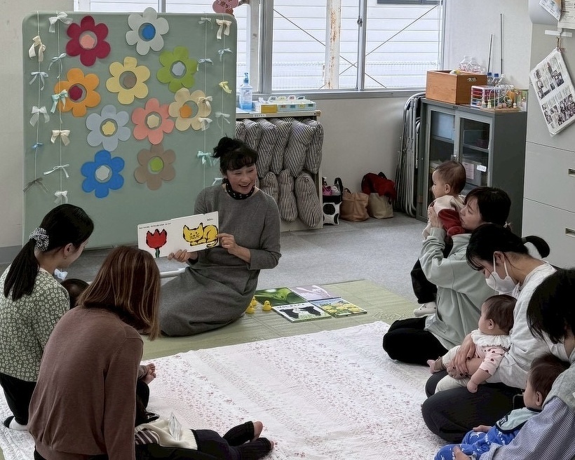 講師の川田先生が読み聞かせをしている様子