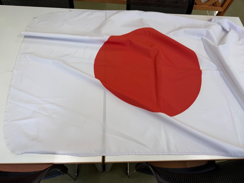 端が破れた国旗