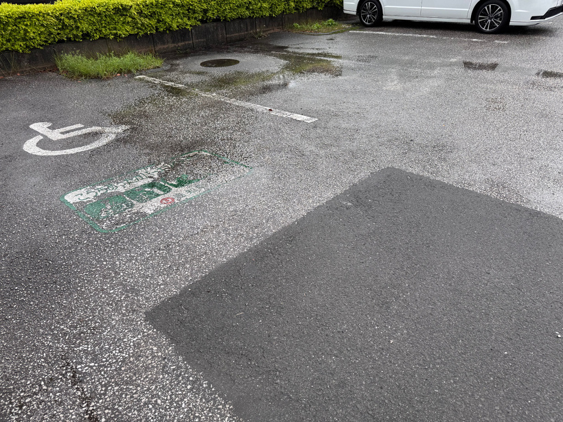 水溜まっていた水がひいた駐車場