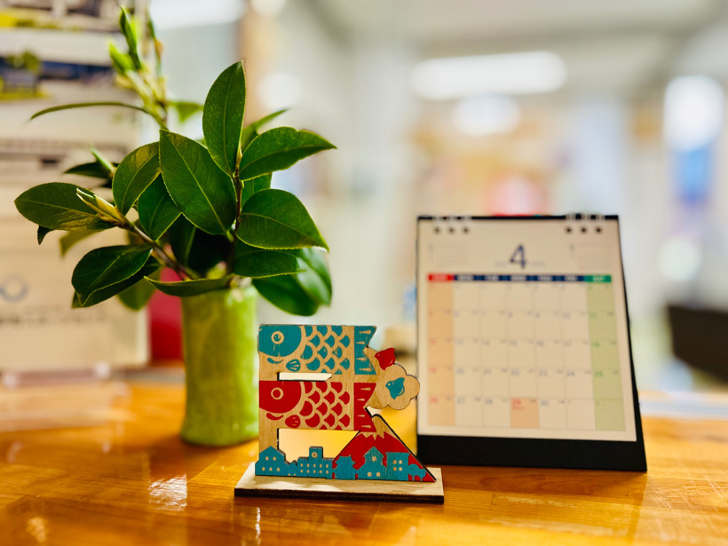 事務所窓口に鯉のぼりの飾りがおいてあります