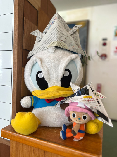 人形が新聞紙兜をかぶっています