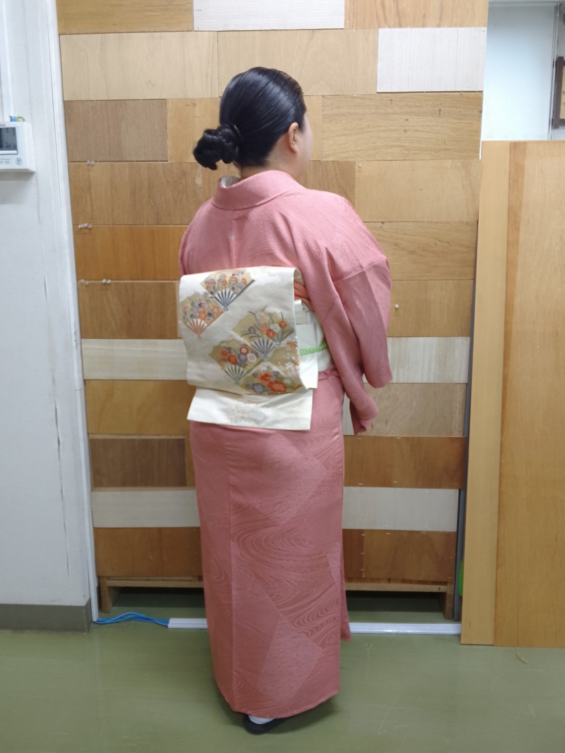 着物を着た職員の後ろ姿