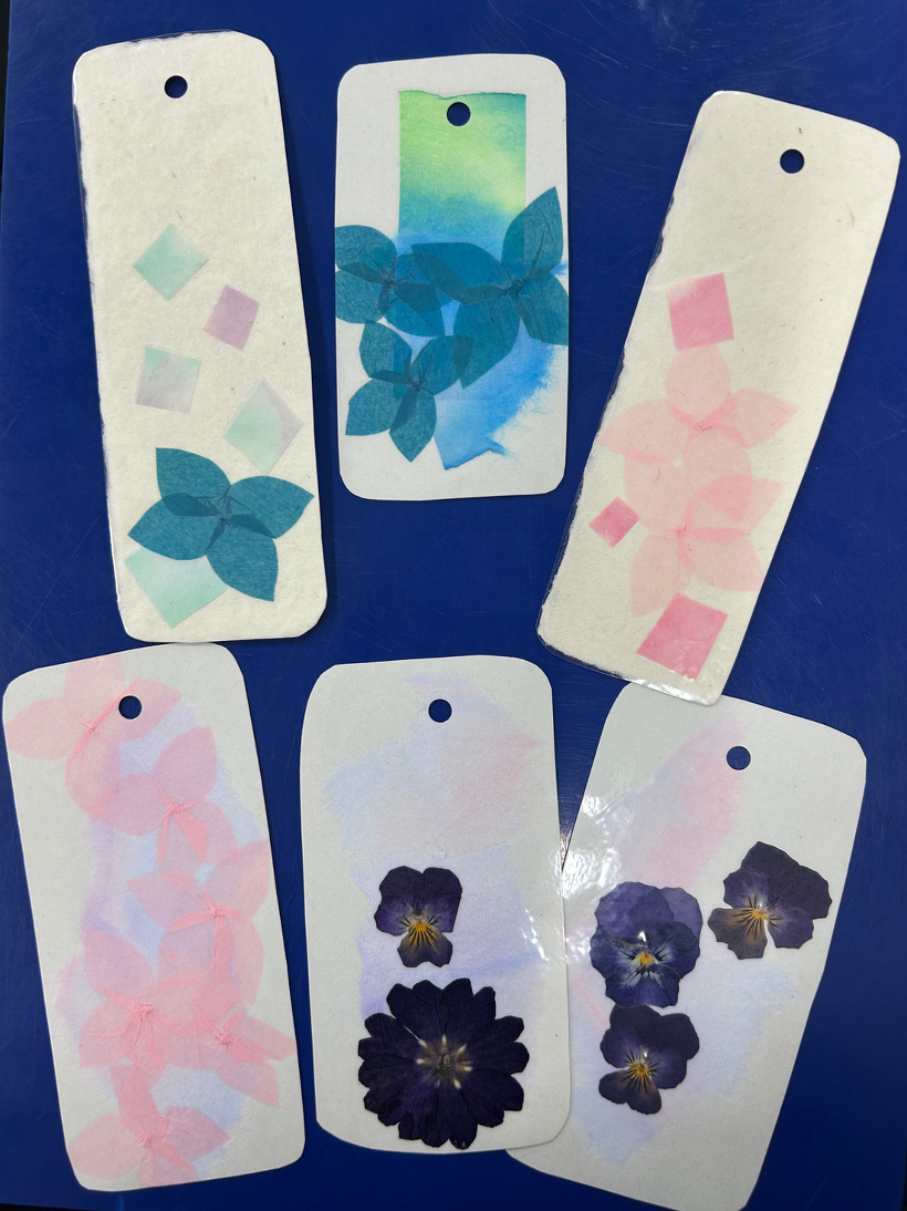 和紙の切れ端や押し花を使って作成した6枚のしおり
